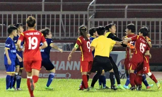 Các nữ cầu thủ "đấu võ" sau khi đá bóng. Ảnh: Vnexpress