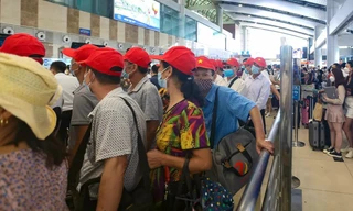 Nội Bài cuối tuần đông nghẹt khách, người người chen chân làm thủ tục 