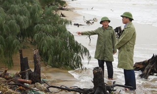 Sóng đã đánh đến sát chân tường rào của nhiều hộ dân tổ dân phố Tân Mỹ 