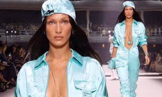 Bella Hadid để ngực trần trên sàn catwalk
