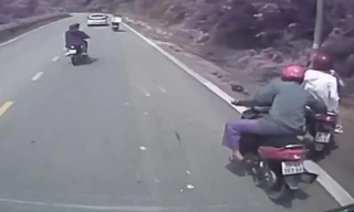 Bản tin 8H: Người đàn ông cứu 3 người trên chiếc xe máy mất phanh