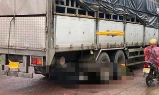 Bản tin 8H: Ba mẹ con tử vong do xe tải lùi bất ngờ ở Phú Yên