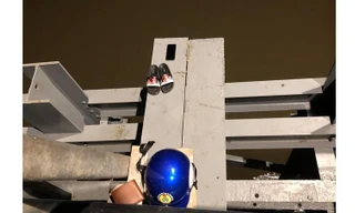 Bản tin 8H: Cãi nhau với bạn gái, thiếu niên nhảy cầu lúc nửa đêm rồi tự bơi vào bờ