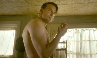 Bradley Cooper khỏa thân suốt 6 giờ trên phim trường