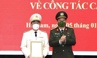 Trao quyết định của Bộ trưởng Bộ Công an về công tác tổ chức, cán bộ