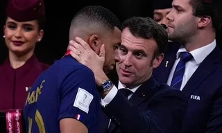 Khoảnh khắc Tổng thống Pháp hôn vợ, ôm Mbappe sau trận thua