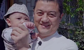 "Quách Tĩnh" Lý Á Bằng tuổi 51: Làm bố bỉm sữa, lấy vợ kém 19 tuổi