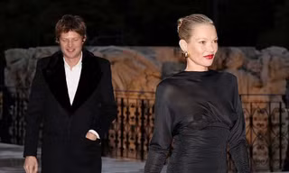 Kate Moss gặp sự cố với váy xuyên thấu