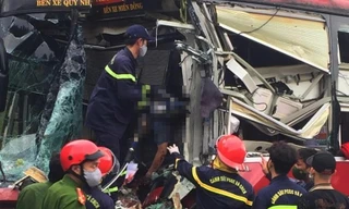 Xe khách nát bét đầu sau tai nạn ở Phú Yên, tài xế tử vong tại chỗ