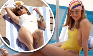 Jennifer Lopez sexy khó cưỡng tuổi 53 trong hậu trường chụp ảnh áo tắm