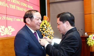 Bản tin 8H: Bộ trưởng Bộ Văn hóa Thể thao và Du lịch nhận huy hiệu 40 năm tuổi Đảng