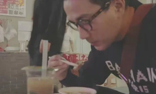 Ăn mì giá rẻ trong chợ đêm, chồng cũ Dương Mịch bị chê hết thời