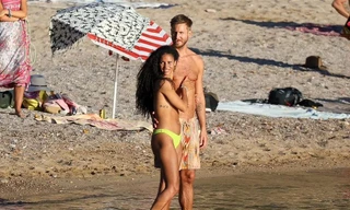 Tình cũ Taylor Swift 'khóa môi' vị hôn thê để ngực trần trên bãi biển