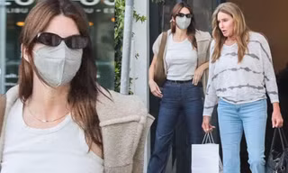 Kendall Jenner diện mốt không nội y đi ăn với người bố chuyển giới 