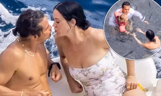 Katy Perry và Orlando Bloom khóa môi ngọt ngào ở biển