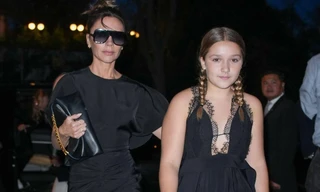 Victoria Beckham bị chỉ trích vì cho Harper mặc váy xẻ ngực
