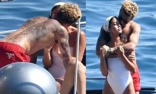 Người mẫu từng khiến Justin Bieber 'điên đảo' sexy với áo tắm, hôn say đắm tiền vệ Everton 