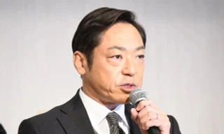 Tài tử Nhật Bản xin lỗi vì sàm sỡ, cởi nội y của một nữ tiếp viên quán bar