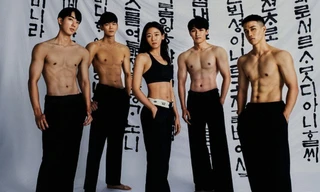 Sinh viên, người mẫu khiếm thính cởi áo chụp ảnh lịch từ thiện