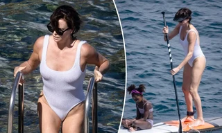 ‘Mẹ ghẻ Bạch Tuyết’ Charlize Theron cởi trần tắm nắng trên bãi biển