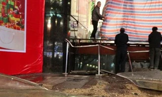 Các mảng kính dày 25cm cùng cá mập vương vãi trên sàn trung tâm thương mại