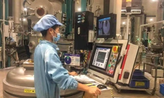 Công nhân tại Bắc Giang đứng máy xuyên giao thừa