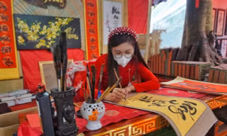 Gặp 'cô đồ' xinh đẹp mê viết thư pháp, vẽ tranh thủy mặc