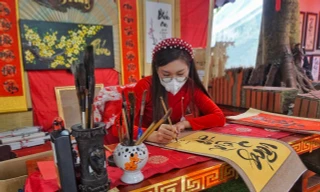 Gặp 'cô đồ' xinh đẹp mê viết thư pháp, vẽ tranh thủy mặc