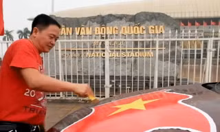 Cổ động viên đội mưa từ sáng sớm đón trận chung kết của U23 Việt Nam