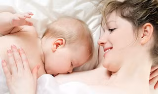 Tại sao bé trai, bé gái lại nhận dinh dưỡng khác nhau từ sữa mẹ?