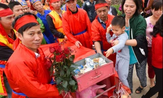 'Ông Ỉn' được mừng tuổi cả thùng tiền trước khi bị chém