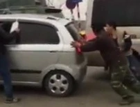 Phụ nữ lái ô tô số sàn lên dốc và cái kết toát mồ hôi hột