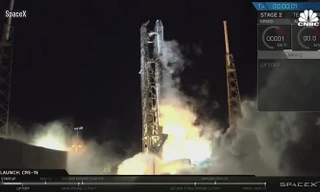 Tận mắt thấy tên lửa tốc độ khủng khiếp mang robot và 20 con chuột lên vũ trụ