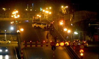 Mercedes tông nát xe máy trên cầu vượt Thái Hà