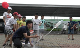 Học sinh Hà Nội trải nghiệm chế tạo tên lửa nước