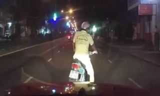 Tài xế ôtô cố nhẫn nhịn khi bị thanh niên chặn đầu gây gổ