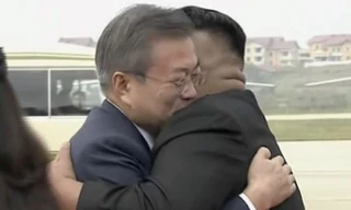 Lãnh đạo Kim Jong-un và Tổng thống Moon Jae-in ôm nhau nồng hậu ở sân 