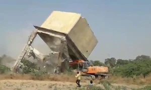 Công nhân Ấn Độ thoát chết khi bê tông sập đè máy xúc