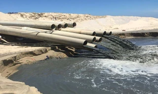 Nước đen ngòm từ công trình nạo vét xả thẳng ra biển Bình Thuận