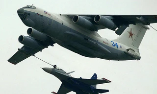 Chiến đấu cơ Nga tiếp liệu giữa lưng chừng trời