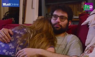 Chỉ ôm người lạ, kiếm 1,3 tỷ đồng mỗi năm