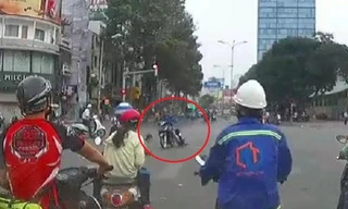 Cô gái bị cướp kéo lê hàng chục mét ở ngã tư Sài Gòn