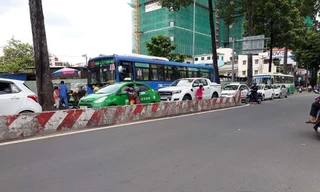 Ngáo đá, người phụ nữ đu bám xe tải gây hỗn loạn giao thông