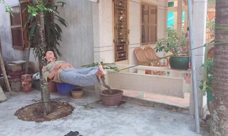 Người đàn ông ung dung ngủ trưa trên sợi dây thừng