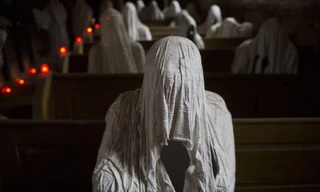 Cảnh rùng rợn trong nhà thờ chỉ có 'bóng ma' cầu nguyện ở Czech