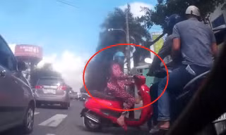 Nữ 'ninja' Attila sang đường như tên bắn, đốn ngã 2 thanh niên