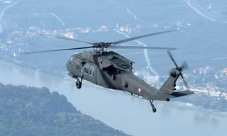 Trực thăng Black Hawk diễn tập cứu hộ sát mặt sông
