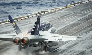 Tiêm kích F-18 cất cánh từ tàu sân bay Mỹ