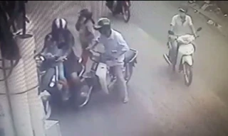 Dàn cảnh va chạm giao thông, móc túi tinh vi giữa phố