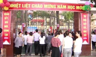 Lạm thu ở Hà Nội: Giáo viên đến tận nhà trả tiền, phụ huynh không nhận